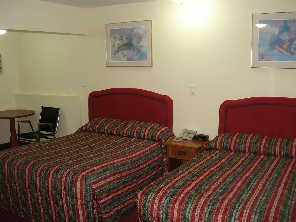 Lincoln Motel Sturgeon Falls Екстер'єр фото