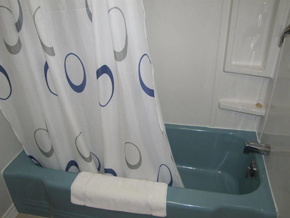 Lincoln Motel Sturgeon Falls Екстер'єр фото
