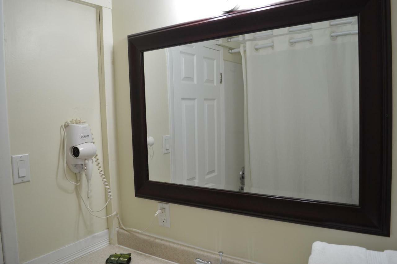 Lincoln Motel Sturgeon Falls Екстер'єр фото