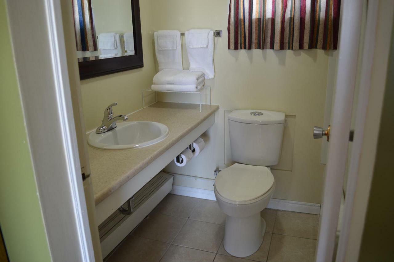 Lincoln Motel Sturgeon Falls Екстер'єр фото