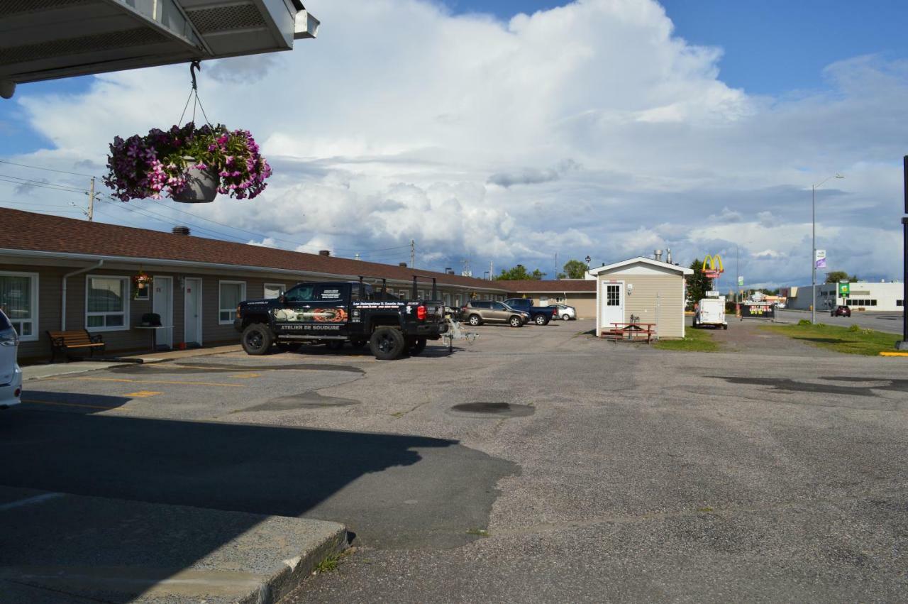Lincoln Motel Sturgeon Falls Екстер'єр фото